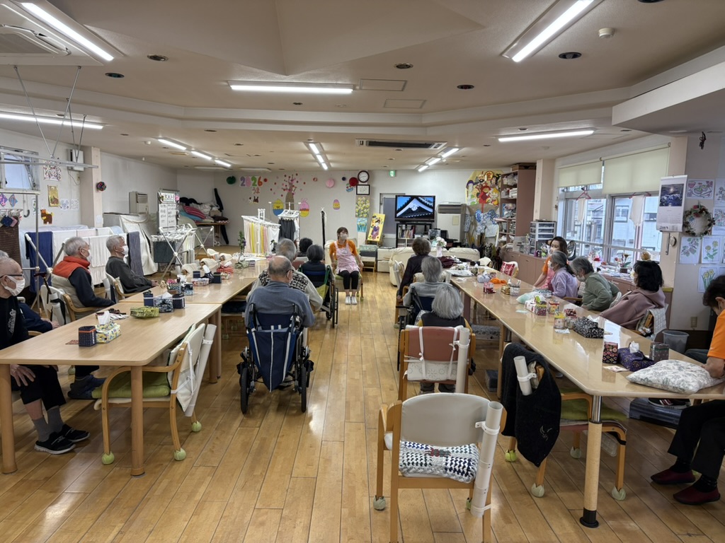 みんなでゆったり体操の時間｜デイサービスの日常